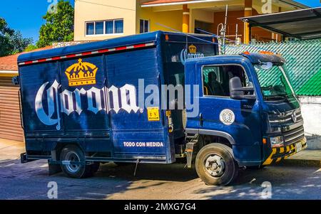 Puerto Escondido Oaxaca Mexiko 25. Januar 2023 verschiedene mexikanische Corona Bier LKWs Frachttransporter Lieferwagen in Puerto Escondido Zicatela Oaxaca Stockfoto