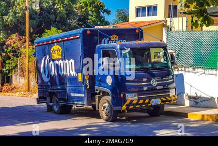 Puerto Escondido Oaxaca Mexiko 25. Januar 2023 verschiedene mexikanische Corona Bier LKWs Frachttransporter Lieferwagen in Puerto Escondido Zicatela Oaxaca Stockfoto