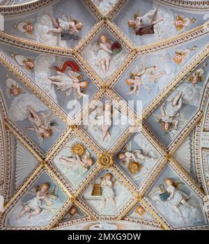 LUZERN, SCHWEIZ - JUNY 24, 2022: Der Stuck an der Decke des Presbyters in der Kirche Franziskanerkirche von Gian Antonio Castelli (1626). Stockfoto