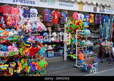 Touristisch orientierter Strandshop, der Souvenirs, Plüschtiere, Hüte, Strandartikel, Maspalomas, Gran Canaria Stockfoto