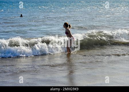 Frau betritt Brandung, Meereshintergrund, Gran Canaria, Spanien Stockfoto