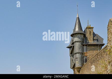 La maison du gué. (Auch: maison du Guet) wurde 1905 an den befestigten Mauern von Granville, Normandie, Frankreich, erbaut Stockfoto
