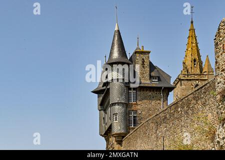 La maison du gué. (Auch: maison du Guet) wurde 1905 an den befestigten Mauern von Granville, Normandie, Frankreich, erbaut Stockfoto