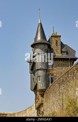 La maison du gué (auch: maison du Guet) wurde 1905 auf den Festungsmauern von Granville in der Normandie errichtet Stockfoto
