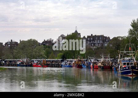 RYE, ENGLAND - 19. APRIL 2022 : Angelboote auf dem Rother an einem Frühlingstag, East Sussex, England Stockfoto