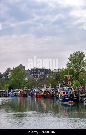 RYE, ENGLAND - 19. APRIL 2022 : Angelboote auf dem Rother an einem Frühlingstag, East Sussex, England Stockfoto