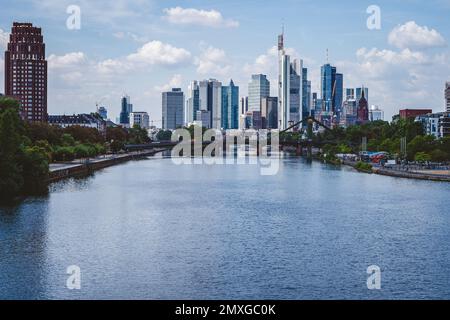 Ein Blick auf die Stadt Frankfurt mit vielen modernen Wolkenkratzern und einer Brücke über den Main tagsüber in Deutschland Stockfoto