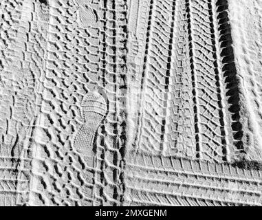 Details von Reifenspuren an einem Sandstrand Stockfoto