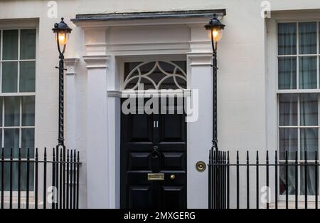 London, England, Großbritannien. 3. Februar 2023. Lampen vor der 11 Downing Street sind mittags beleuchtet. (Kreditbild: © Tayfun Salci/ZUMA Press Wire) NUR REDAKTIONELLE VERWENDUNG! Nicht für den kommerziellen GEBRAUCH! Kredit: ZUMA Press, Inc./Alamy Live News Stockfoto