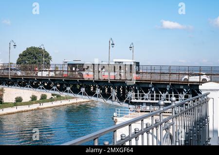 TARANTO, ITALIEN - 29. OKTOBER 2021: Ökologischer Bus der Firma Amat in Taranto, Italien, auf der Brücke Ponte Girevole di San Francesco di Paola Stockfoto