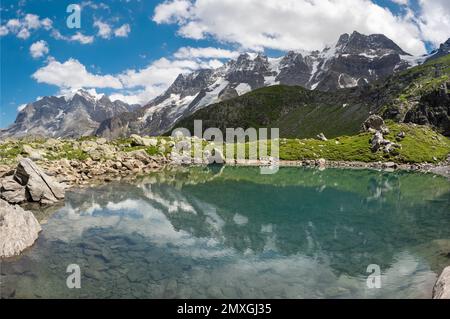 Der Oberhornsee mit den Gipfeln Jungfrau, Mittaghorn und Grosshorn. Stockfoto