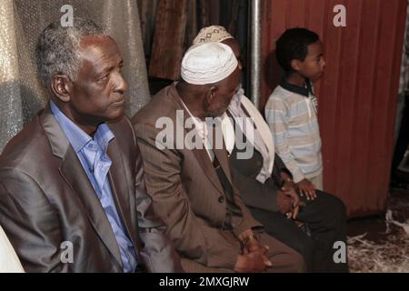 Ich studierte Tischlerei in Finnland und wurde gebeten, nach Äthiopien zu gehen. Alle Porträts und die Menschen sind das Personal der Fabrik. Nette Leute und die Sonne scheint viel. Holzbearbeitung in Afrika Stockfoto