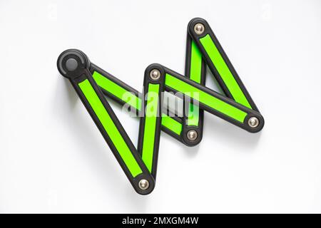 Segmentiertes Fahrradschloss mit Diebstahlsicherung auf weißer Nahaufnahme Stockfoto