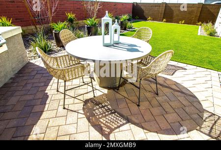 Hinterhof-Terrassentisch Mit Vier Stühlen Stockfoto