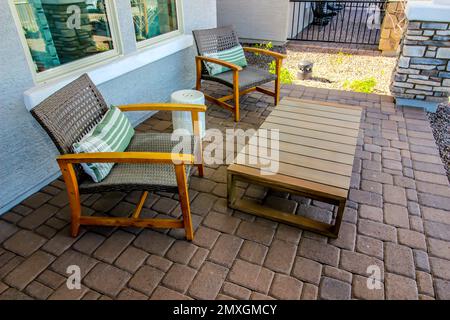 Terrasse Mit Deckenfertiger Und Zwei Sesseln Stockfoto