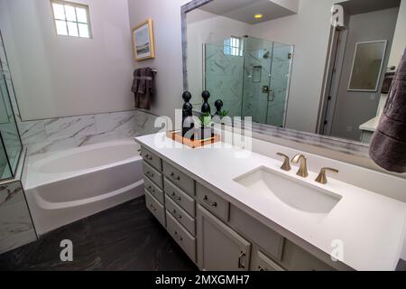 Modernes Badezimmer Mit Dusche Und Badewanne Stockfoto