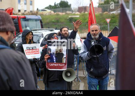 Jerusalem, Israel. 03. Februar 2023. Demonstranten halten während der Demonstration Plakate gegen Heimverlagerungen und wackeln mit Fahnen. Israelische linksgerichtete Friedensaktivisten und Palästinenser nehmen an einer Demonstration gegen Vertreibungen aus Häusern im israelisch annektierten Stadtviertel Ostjerusalem von Scheich Jarrah Teil. Kredit: SOPA Images Limited/Alamy Live News Stockfoto