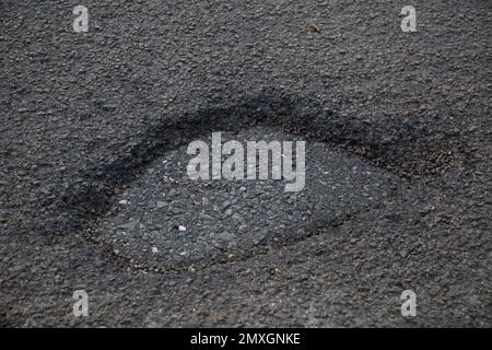 Pot Hole Schlagloch in Road Surface Church Langley Harlow Essex Stockfoto