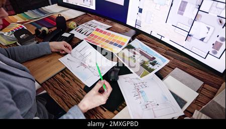 Immobiliendesigner, Der Am Computer Im Büro Arbeitet Stockfoto