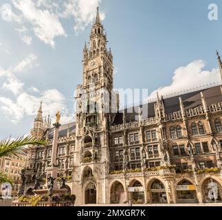 Das Neue Rathaus ist ein prächtiges neogotisches Gebäude in München. Der Marienplatz ist ein zentraler Platz im Stadtzentrum von München Stockfoto