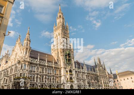 Das Neue Rathaus ist ein prächtiges neogotisches Gebäude in München. Der Marienplatz ist ein zentraler Platz im Stadtzentrum von München Stockfoto