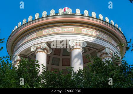 Der runde Tempel Monopteros ist fast ein Wahrzeichen Münchens und bietet einen Blick auf den Englischen Garten und die Türme des Stadtzentrums Stockfoto