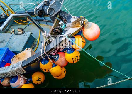 Farbenfrohe Fender auf einem Trawler im Hafen von West Bay - britische Fischwirtschaft. Stockfoto