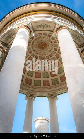 Der runde Tempel Monopteros ist fast ein Wahrzeichen Münchens und bietet einen Blick auf den Englischen Garten und die Türme des Stadtzentrums Stockfoto