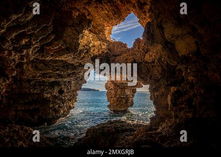 Natürliche Höhle an der Küste in Spanien, Benitatxell, Alicante, Cova dels Arcs. Hier kann man schnorcheln Stockfoto