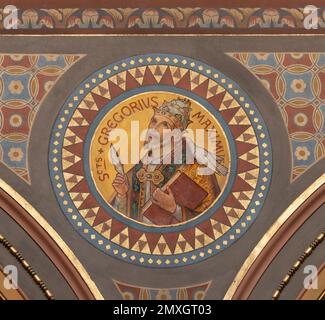 BERN, SCHWEIZ - JUNY 27, 2022: Das Fresko von St. Gregory der große in der Dreifaltigkeitskirche von August Müller (1923). Stockfoto