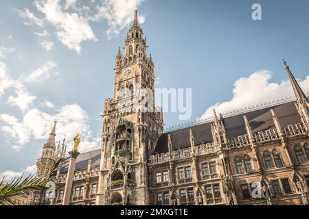 Das Neue Rathaus ist ein prächtiges neogotisches Gebäude in München. Der Marienplatz ist ein zentraler Platz im Stadtzentrum von München Stockfoto