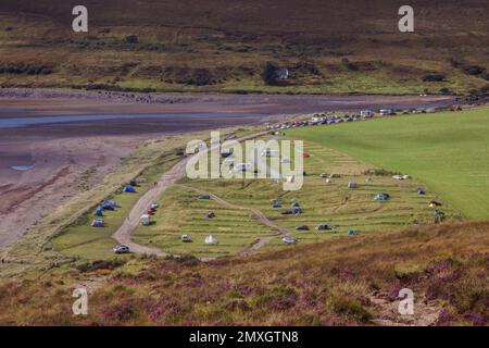 Ein ungewöhnliches Muster von Rasengras-Campingplätzen auf dem Campingplatz in Glenbrittle, Isle of Skye, Schottland, Großbritannien. Stockfoto
