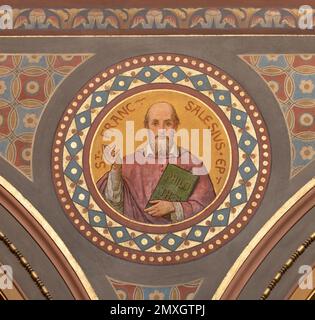 BERN, SCHWEIZ - JUNY 27, 2022: Das Fresko von St. Francis de Sales in der Dreifaltigkeitskirche von August Müller (1923). Stockfoto