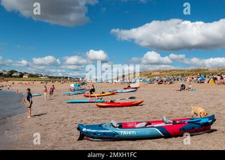 South Milton Sands in Devon ist ein beliebter Strand für Kajakfahrer. Es wird vom National Trust geleitet. Stockfoto