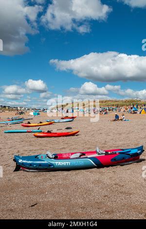 South Milton Sands in Devon ist ein beliebter Strand für Kajakfahrer. Es wird vom National Trust geleitet. Stockfoto