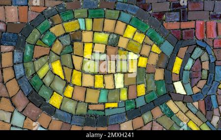 Altes farbenfrohes Grunge-Mosaik an einer stark verwitterten Wand Stockfoto