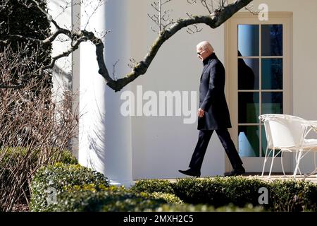 Washington, Vereinigte Staaten. 03. Februar 2023. US-Präsident Joe Biden verlässt das Oval Office des Weißen Hauses in Washington, bevor er am 3. Februar 2023 nach Philadelphia abreist. Kredit: Yuri Gripas/Pool über CNP/dpa/Alamy Live News Stockfoto