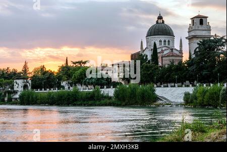 Sonnenuntergang im Heiligtum unserer Lieben Frau von Lourdes. Zufluchtsort in Verona, Italien. Stockfoto