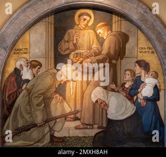 ZÜRICH, SCHWEIZ - 1. JULI 2022: Die Fresco St. Anthony von Padua verteilt Brot in der Kirche St. Anton von Fritz Kunz (1921). Stockfoto