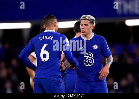 Enzo Fernandez von Chelsea schüttelt sich am Ende des Premier-League-Spiels auf der Stamford Bridge, London, mit seinem Teamkollegen Thiago Silva die Hand. Foto: Freitag, 3. Februar 2023. Stockfoto