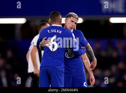 Chelsea Enzo Fernandez umarmt den Teamkollegen Thiago Silva am Ende des Premier League-Spiels auf der Stamford Bridge, London. Foto: Freitag, 3. Februar 2023. Stockfoto