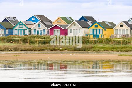 Eine Reihe Strandhäuser, Ferienhäuser an der Küste von Hengistbury Head Stockfoto