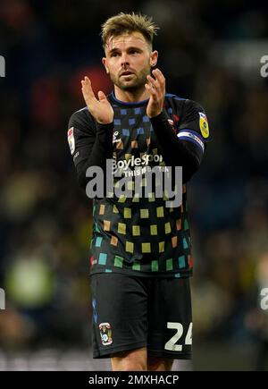 Matthew Godden von Coventry City applaudiert den Fans während des Sky Bet Championship-Spiels in den Hawthorns, West Bromwich. Foto: Freitag, 3. Februar 2023. Stockfoto