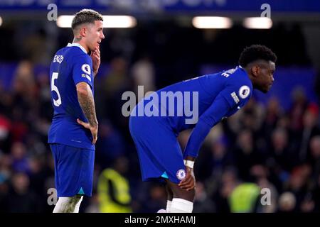 Chelsea's Enzo Fernandez (links) und Benoit Badiashile am Ende des Premier League-Spiels auf der Stamford Bridge, London. Foto: Freitag, 3. Februar 2023. Stockfoto