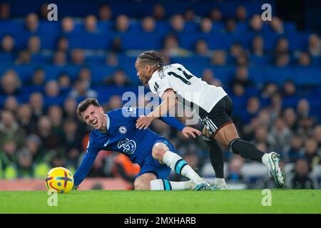 London, Großbritannien. 03. Februar 2023. Mason Mount of Chelsea wurde am 3. Februar 2023 von Bobby Reid von Fulham während des Premier League-Spiels zwischen Chelsea und Fulham auf der Stamford Bridge, London, England, verseucht. Foto: Salvio Calabrese. Nur redaktionelle Verwendung, Lizenz für kommerzielle Verwendung erforderlich. Keine Verwendung bei Wetten, Spielen oder Veröffentlichungen von Clubs/Ligen/Spielern. Kredit: UK Sports Pics Ltd/Alamy Live News Stockfoto