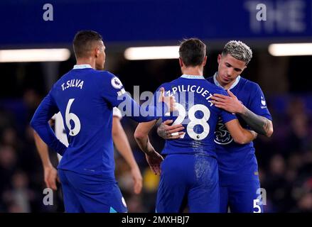 Chelsea Enzo Fernandez (rechts) umarmt Cesar Azpilicueta am Ende des Premier League-Spiels auf der Stamford Bridge, London. Foto: Freitag, 3. Februar 2023. Stockfoto