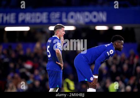 Chelsea's Enzo Fernandez (links) und Benoit Badiashile am Ende des Premier League-Spiels auf der Stamford Bridge, London. Foto: Freitag, 3. Februar 2023. Stockfoto