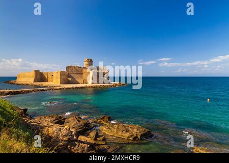 Schloss in Isola di Capo Rizzuto, Provinz Crotone, Kalabrien, Italien Stockfoto