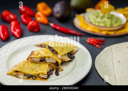 Quesadilla mit Hühnerfleisch und Bohnen und Guacamole mit Nachos Stockfoto