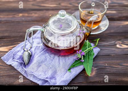 tasse Kräutertee mit frischen Blättern und Blumen Matthiola incana, Brompton-Vorrat, gemeinsamer Vorrat, Hufenvorrat, zehnwöchiger Vorrat, Und gilly-Flower Tee mit Stockfoto